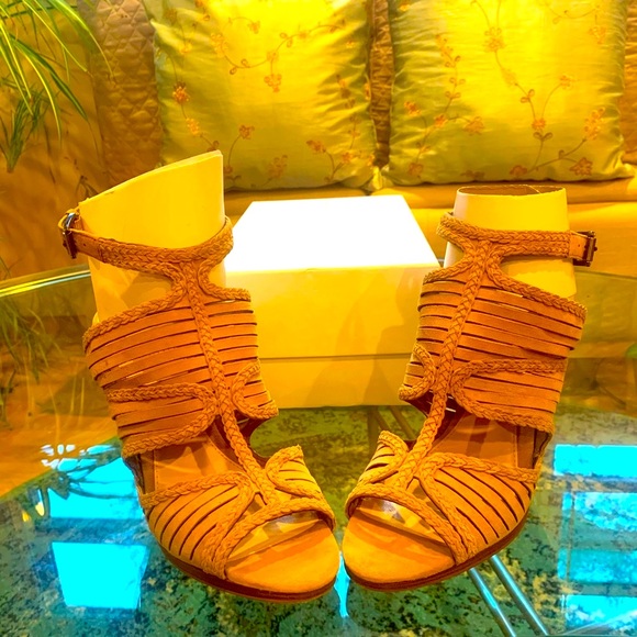 ✨ Vince Camuto✨ Tan Nubuck Peep Toe Strap Wedge Slingbacks - Picture 11 of 13